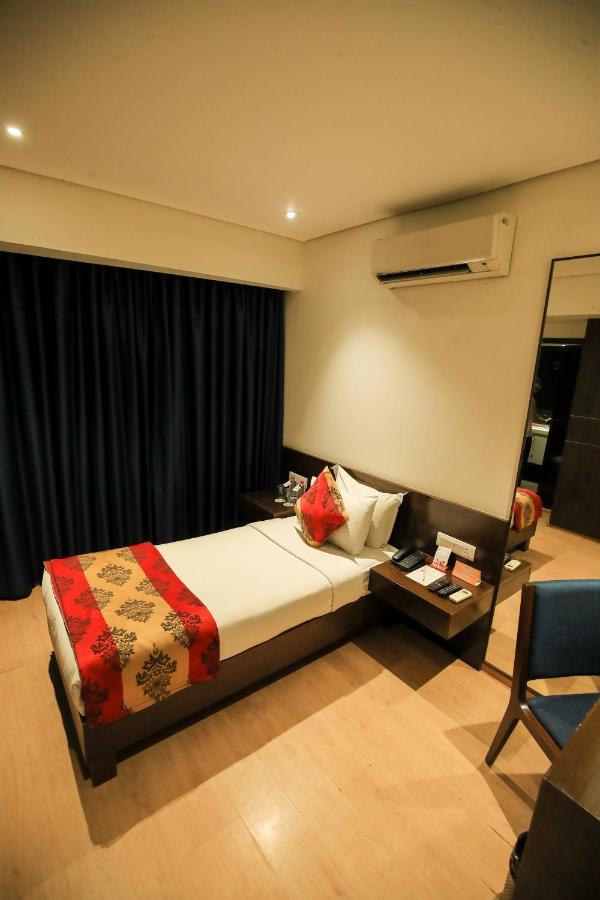 Hotel German Palace Near To Airport Gandhinagar Esterno foto